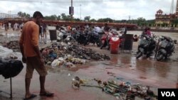 A pile of garbage lies on the riverbank along the Ganges riverfront known as "Har ki Pauri," the most sacred spot in the Hindu holy town of Haridwar where devotees throng. (A. Pasricha/VOA)