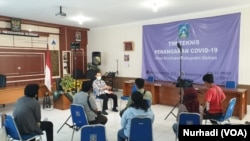Kolaborasi jurnalis 8 media menelaah data kasus corona di DIY. (Foto: VOA/ Nurhadi)