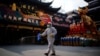 中国春节前上海豫园的一名工作人员在喷洒消毒水。（2021年1月27日）