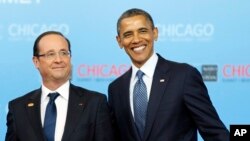 지난 2012년 5월 미국 시카고에서 열린 나토 정상회담에서 바락 오바마 미국 대통령(오른쪽)과 프랑수아 올랑드 프랑스 대통령이 함꼐 포즈를 취하고 있다. (자료사진)