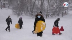 En fotos: EE.UU. entre la diversión de la nevada y el trabajo para despejarla
