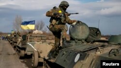Tổng thống Ukraine nói rằng quân đội của nước này sẵn sàng đưa vũ khí hạng nặng trở lại tiền tuyến nếu tình hình rối loạn tiếp diễn.