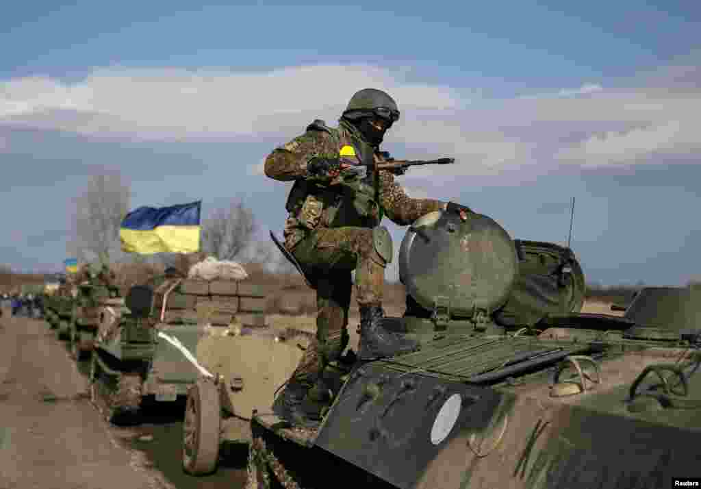 A convoy of Ukrainian armed forces, including armored personnel carriers, military vehicles and cannons, prepare to pull back from the Debaltseve region, in Blagodatne, eastern Ukraine, Feb. 27, 2015.