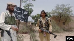 Dua militan Taliban Pakistan di daerah suku terpencil Khyber (foto: dok).