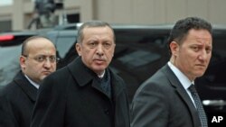 Yalçın Akdoğan (solda) Başbakanlığı döneminde Recep Tayyip Erdoğan'ın danışmanıydı