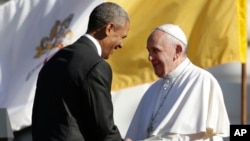 Presiden AS Barack Obama berjabat tangan dengan Paus Fransiskus usai pidato penyambutan di Gedung Putih, Rabu (23/9).