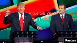 Kandidat capres partai Republik Donald Trump (kiri) dan Ted Cruz dalam acara debat di Las Vegas, Nevada bulan lalu (foto: dok).