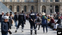 Petugas kepolisian berpatroli di sekitar museum Louvre di Paris, 21 April 2017. (AP Photo/Michel Euler) 