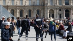Policia franceze patrullon para Muzeut të Luvrit