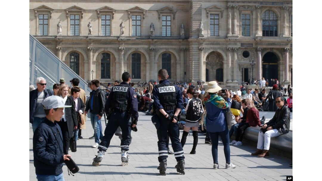 Police officers patrol outside the Louvre museum, April 21, 2017 in Paris.