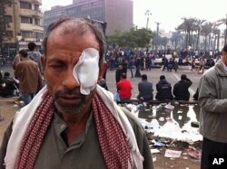 Un homme blessé durant les affrontements entre policiers et manifestants au Caire (20 novembre 2011)