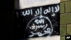 Cờ al-Qaida được vẽ trên tường tại một trường học đổ nát ở Taiz, Yemen (ảnh chụp ngày 16/10/2017)