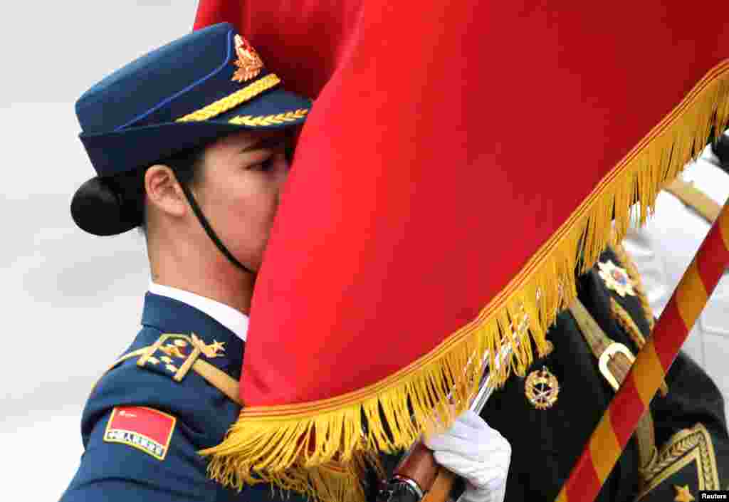 Seorang perempuan anggota pasukan kehormatan China ikut dalam upacara penyambutan PM Norwegia Erna Solberg di Beijing, China.