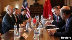 Delegasi perdagangan China (kiri) melakukan pembicaraan dengan perwakilan perdagangan AS di Washington DC (foto: dok). 