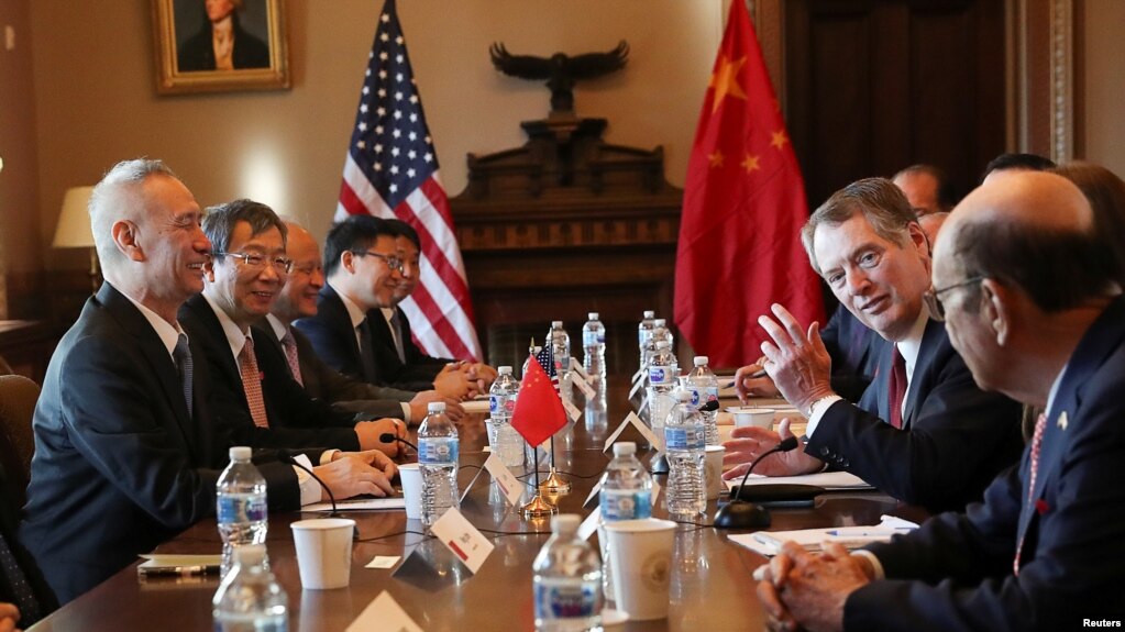 图为2019年1月30日，美国贸易代表罗伯特·莱特希泽（右2）和谈判桌对面的中国副总理刘鹤（左1）在白宫行政办公楼内的谈判中对话。