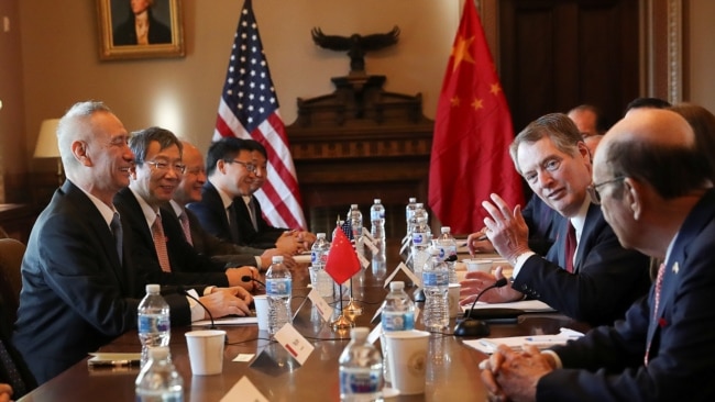资料照片：美国贸易代表莱特希泽(右二)在美中两国在白宫艾森豪威尔行政楼开始谈判之际与桌对面的中国副总理刘鹤交谈。(2019年1月30日)