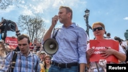 Pemimpin oposisi Rusia Alexei Navalny (tengah) menghadiri unjuk rasa menjelang upacara pelantikan Presiden Vladimir Putin di Moskow, Rusia, 5 Mei 2018.
