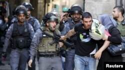 Cảnh sát Israel ngăn cản một người đàn ông Palestine tiến vào Đền thờ Hồi giáo Al-Aqsa, một địa điểm tôn giáo được cả người Hồi giáo lẫn người Do Thái sùng kính, ngày 28/9/2015.