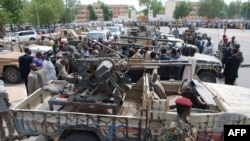 Un soldat tchadien passe devant les armes exposées, saisies parmi la force rebelle vaincue, sur la place de l'Indépendance à N'jamena, le 20 mai 2009.