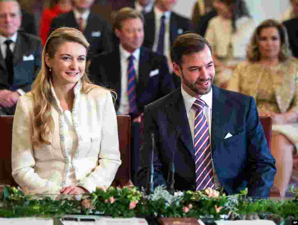 Luxembourg&#39;s Prince Guillaume and Countess Stephanie wait for the beginning of their civil wedding at the City Hall in Luxembourg, October 19, 2012.