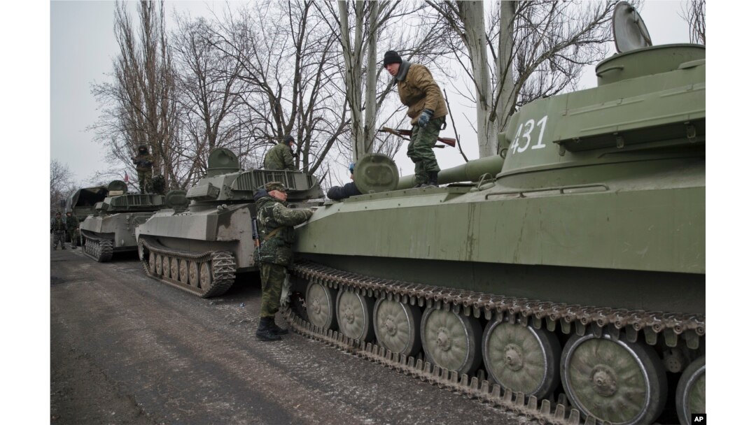 Pejuang separatis yang didukung Rusia di Yelenovka, dekat Donetsk, Ukraina, 26 Februari 2015. (Foto: dok).
