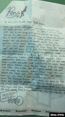 Surat dari masyarakat yang menyuarakan tentang HAM di hari AM internasional dalam kampante "PENA" oleh Amnesty Internasional Indonesia. (Foto: VOA/Ghita)