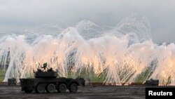 日本陸上自衛隊坦克和其他裝甲車輛參加了2019年8月22日日本東京西部御殿場東大寺訓練場富士山附近的年度訓練。