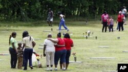 Muchas personas cuyos familiares fueron sepultados en el cementerio Galillee en Memphis, Tennessee, exigen conocer el paradero de los restos de sus seres queridos.