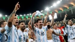 Lionel Messi e companheiros de equipa celebram a vitória, Brasil, 10 de Julho de 2021