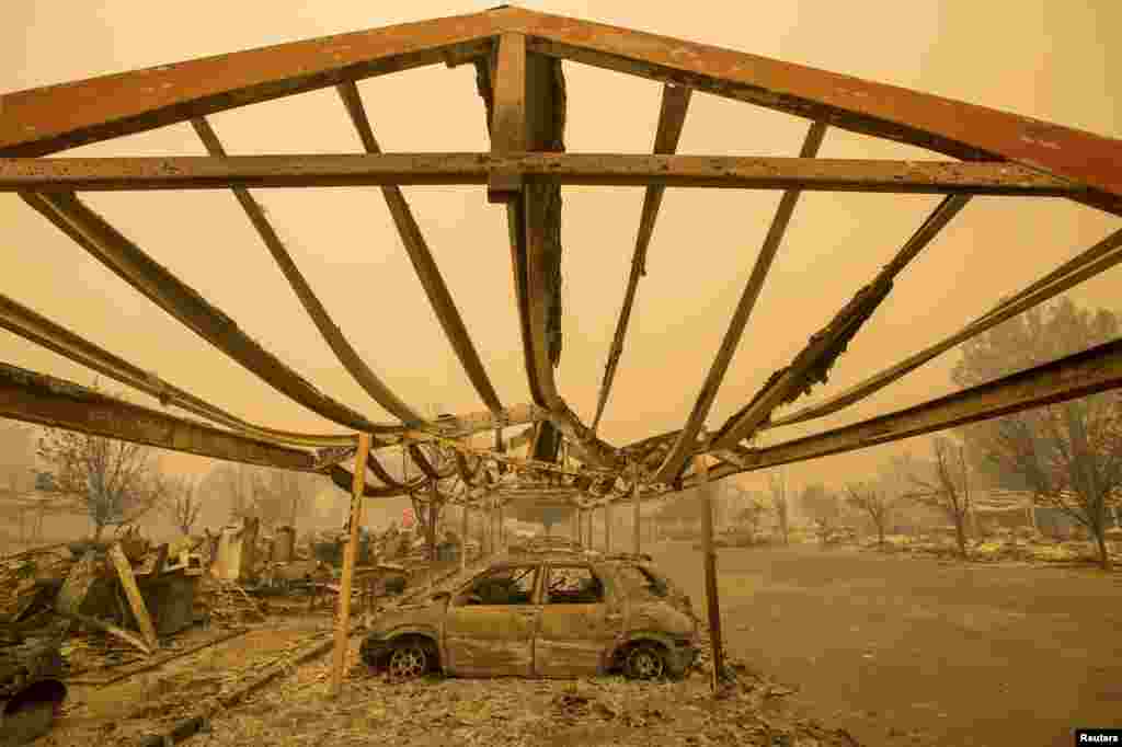 A destroyed vehicle under a carport after the Valley Fire raged through Middletown, California, USA, Sept.13, 2015. The rapidly spreading wildfire destroyed hundreds of homes and other buildings as it roared through the northern California village of Middletown and several nearby communities, chasing thousands of residents from their homes, fire officials said.