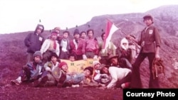 Di tepi kawah Kerinci, Jokowi duduk ujung kiri. (foto ist via Sugito)