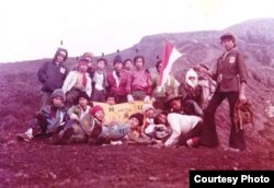 Di tepi kawah Kerinci, Jokowi duduk ujung kiri. (foto ist via Sugito)