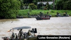 Sebuah kapal Angkatan Laut Kolombia berpatroli diSsungai Arauca sementara kapal Angkatan Laut Venezuela tetap berlabuh di perbatasan antara Kolombia dan Venezuela, Arauquita, Kolombia, 28 Maret 2021. (Foto: REUTERS/Luisa Gonzalez)