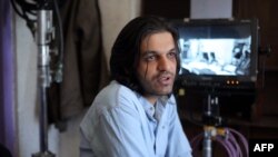 Pembuat Film Iran, Keywan Karimi, saat memproduksi film "Drum", di Teheran awal tahun 2016. (Foto: AFP/Key Film / Ali EHSANI)