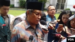 Ketua Umum PBNU, Said Aqil Siradj memberikan penjelasan kepada media usai bertemu Presiden Joko Widodo di Istana Bogor, Kamis 26/2 (VOA/Iris Gera).