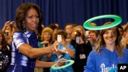 Ibu negara AS Michelle Obama dalam sebuah acara di Sekolah Menengah Watertown untuk mendorong orang-orang minum air putih lebih banyak. (AP/Morry Gash)