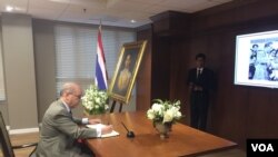 Daniel R. Russel signs the condolence book for His Majesty King Bhumibol Adulyadej.