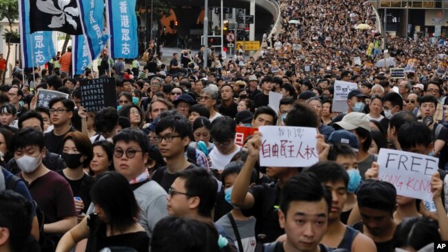 香港民众2019年7月7日在香港举行抗议游行。