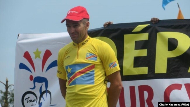Le Français Noël Richet, maillot jaune, lors de la première étape à Goma, en RDC, le 15 juin 2017. (VOA/Charly Kasereka)