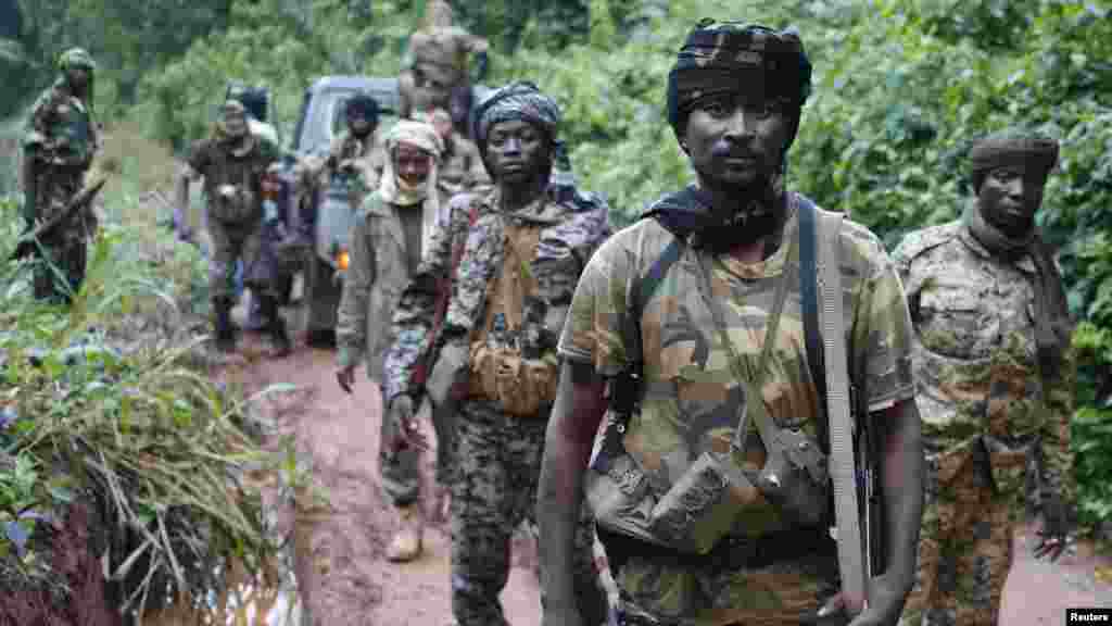 Le général de la Seleka, Zakariya Isa Chamchaku, patrouille avec d&rsquo;autres combattants à la recherche des miliciens chrétiens membres d&rsquo;Anti-Balaka près de la ville de Lioto, République Centre Africane, le 6 juin 2014. 