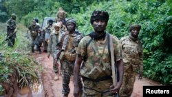 ARCHIVES - Le général de la Séléka patrouille avec ses cmabttants à la recherche des anti-Balaka près du viallge de Lioto, en République centrafricaine, le 6 juin 2014. 