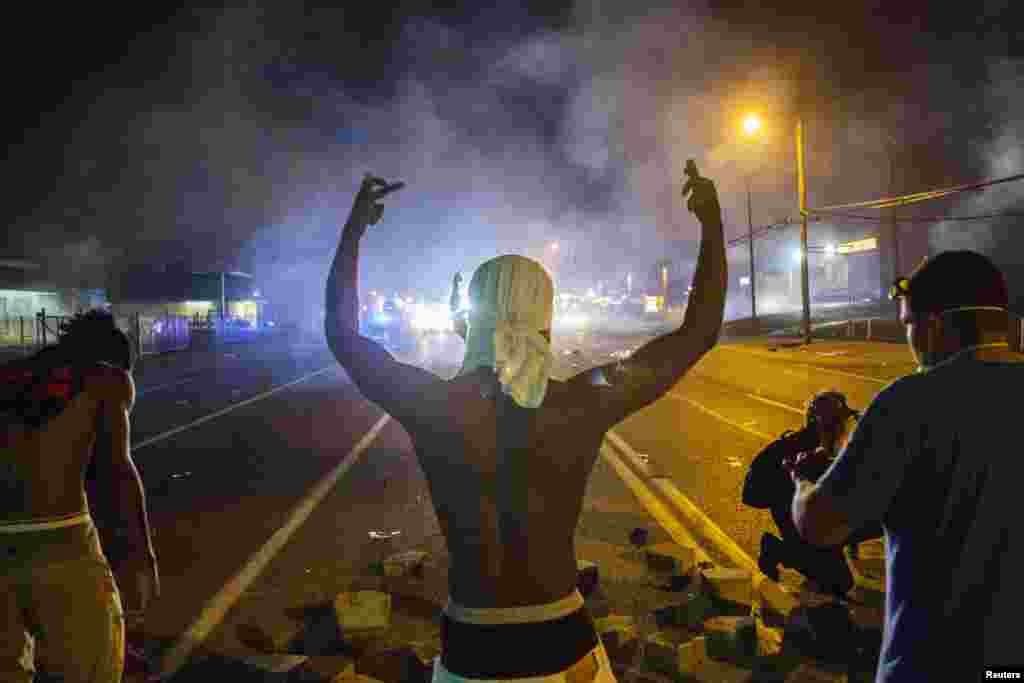 Cientos de protestantes, su mayoría afroamericanos, acusa a la policía de Ferguson, mayoría de raza blanca, de actuar con premeditación y racismo.