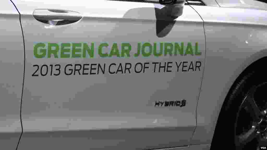 被《綠色汽車雜誌》評為2013年最佳綠色汽車的福特（Ford）混合動力車成為車展的亮點之一。