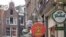 Bảng quảng cáo của các hãng bia trên một đường phố ở trung tâm Amsterdam, Hà Lan (ảnh tư liệu).