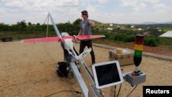 زپ لائن کا ایک انجنیئر ڈرون کا تجربہ کر رہا ہے۔ اکتوبر 2016