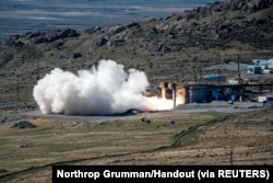 美国海军与陆军合作在犹他州试射新研发的高超音速导弹。（2021年10月28日）