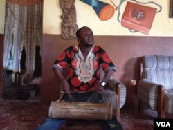 Tutie Haffner in a jam session, Freetown, Sierra Leone, August 29, 2016. (N. deVries/VOA)