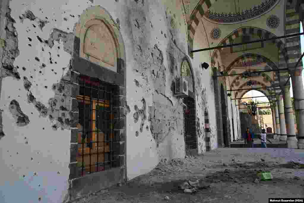 Sur ilçesindeki 500 yıllık Kurşunlu Camii dünkü saldırılarda yakıldı. Büyükşehir Belediyesi İtfaiye Müdürlüğü güvenlik gerekçesiyle yangına müdahale etmelerine izin verilmediğini söyledi. Önceki gün görgü tanıklarının telefonla aktardıklarına göre, bölgedeki tarihi bir hamam da yandı. Daha önce de 515 yıllık Dört Ayaklı Minare kurşunlara hedef olmuştu.