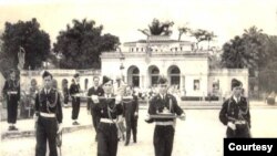 Hình chụp trong lễ nhận lại ấn và kiếm của vua Bảo Đại, được tổ chức tại Hà Nội vào khoảng năm 1948-49. Người đi sau bốn người lính cầm thanh kiếm và ấn là Thẩm phán Đinh Xuân Quảng lúc đó làm Thủ Hiến Bắc Việt. Thủ Hiến là người đại diện đứng ra nhận lại ấn, kiếm.
