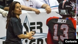 Jen Welter, una exjugadora de fútbol americano, ha sido contratada como entrenadora asistente.